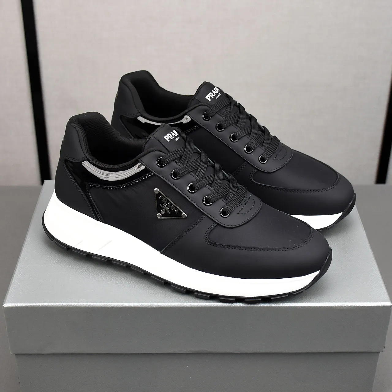 PP460👟👟👟Prada/Prada Prax men's series casual sports shoes Prax sports shoes combine style and comfort, with a unique sports design defined by exquisite materials and details. Fashionable, casual and versatile, it is decorated with an enameled triangle logo on the outside, a Prada Milano printed logo on the tongue, and a 2.5cm lightweight two-tone rubber sole for a comfortable wearing experience! Size: 38-39-40-41-42-43-44 standard leather shoe size